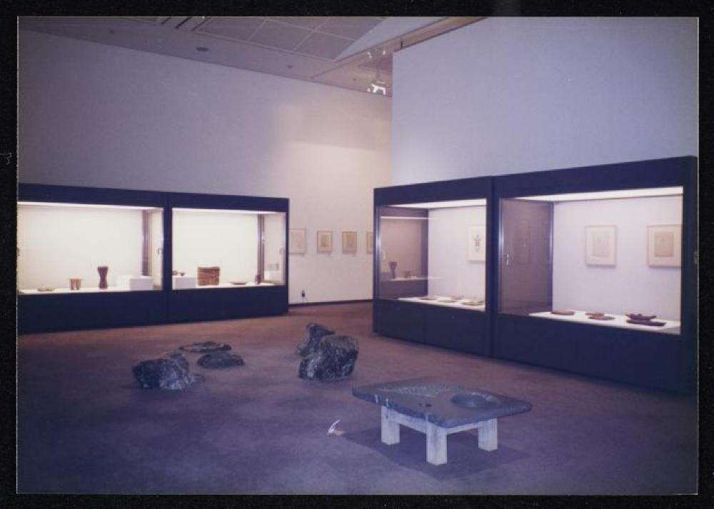 Installation view of "Isamu Noguchi and Rosanjin Kitaoji," The Museum of Modern Art, Kamakura