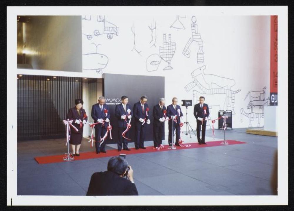 Shoji Sadao and Masatoshi Izumi with group at event for "Dear Heartfelt Friend, Isamu Noguchi," Marugame Genichiro-Inokuma Museum of Contemporary Art (MIMOCA) 