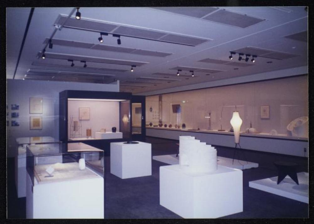 Installation view of "Isamu Noguchi and Rosanjin Kitaoji," The Museum of Modern Art, Kamakura